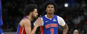 Cade Cunningham conversa con Ausar Thompson durante un partido de los Detroit Pistons.