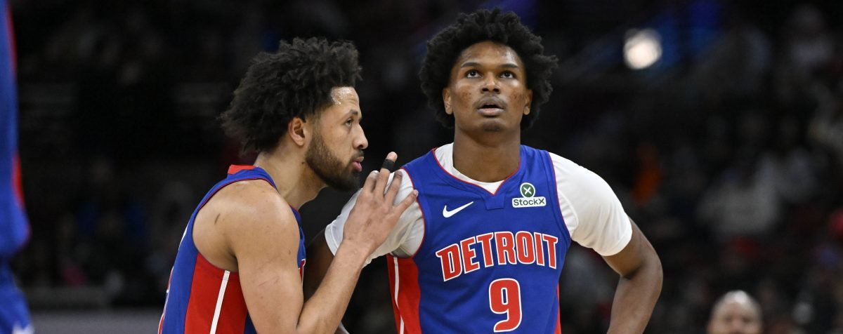 Cade Cunningham conversa con Ausar Thompson durante un partido de los Detroit Pistons.