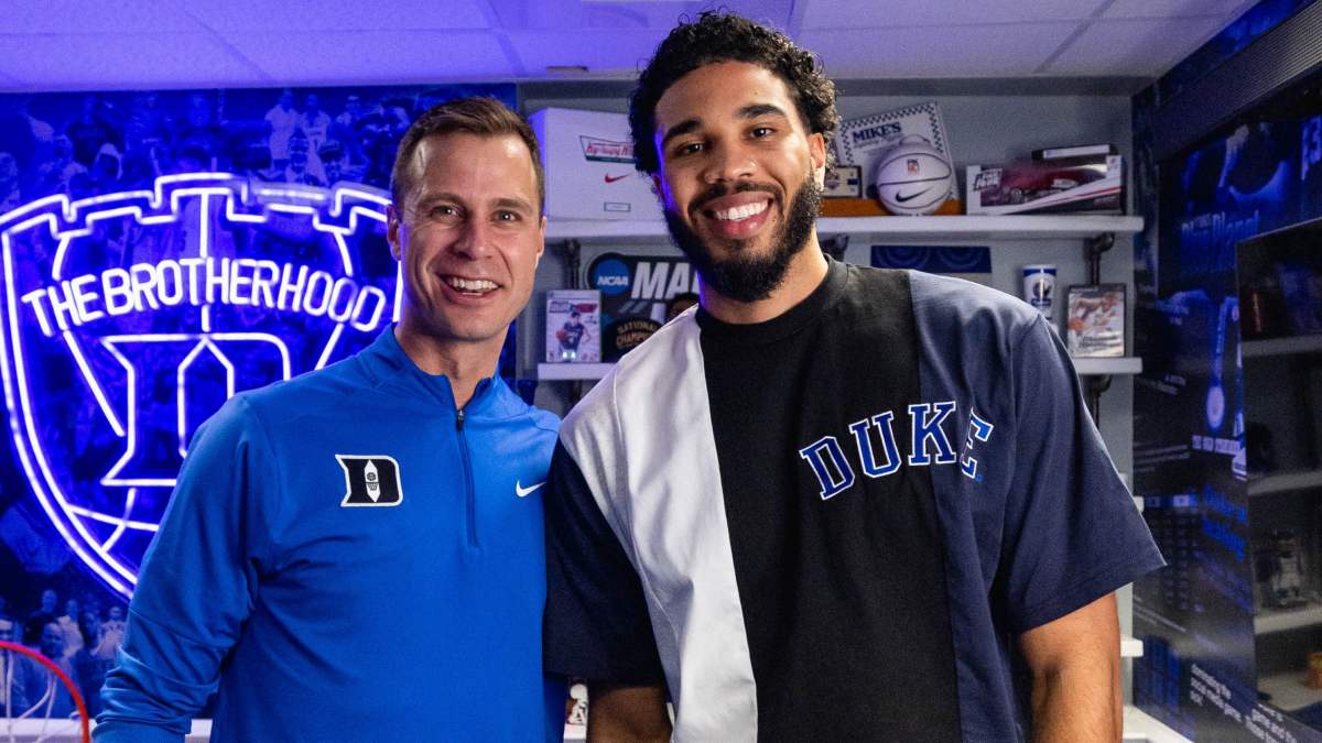 Jayson Tatum, posando como nuevo miembro de la dirección deportiva de la Universidad de Duke.