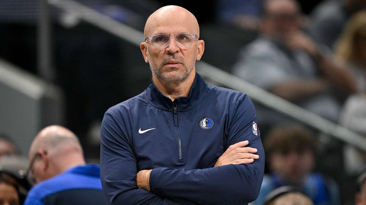 Jason Kidd, siguiendo un partido desde la banda como entrenador de los Dallas Mavericks.
