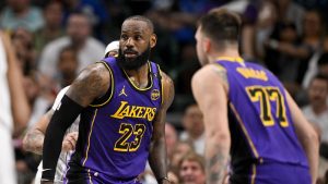 LeBron James, disputando un partido con los Lakers junto a Luka Doncic.