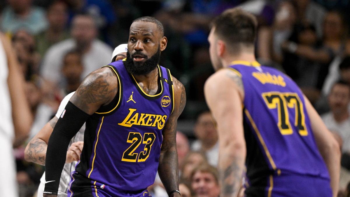LeBron James, disputando un partido con los Lakers junto a Luka Doncic.