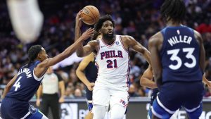 Joel Embiid, disputando sus primeros minutos en la pretemporada 2025-26.