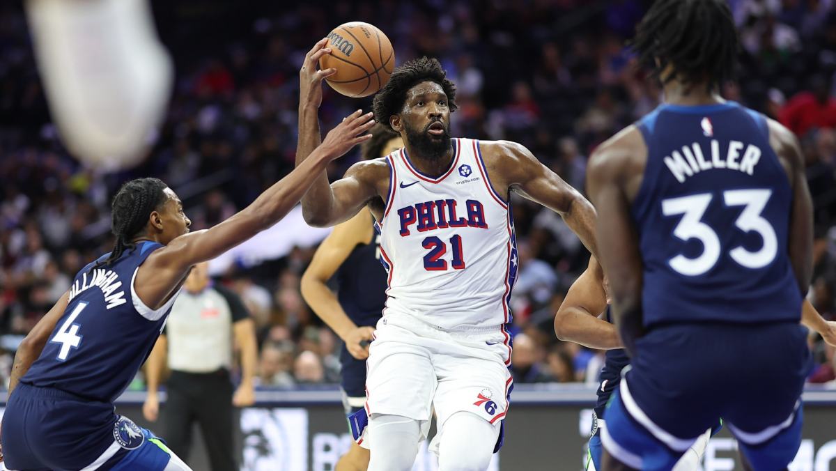 Joel Embiid, disputando sus primeros minutos en la pretemporada 2025-26.