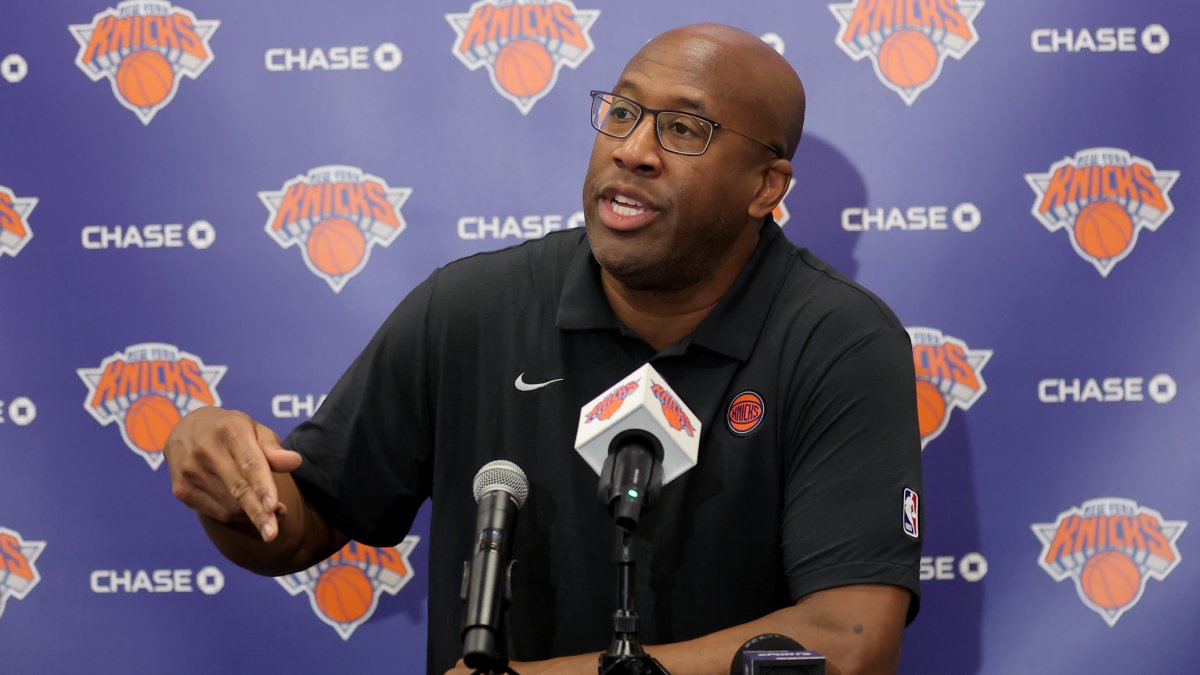 Mike Brown, entrenador de los Knicks, durante una rueda de prensa.