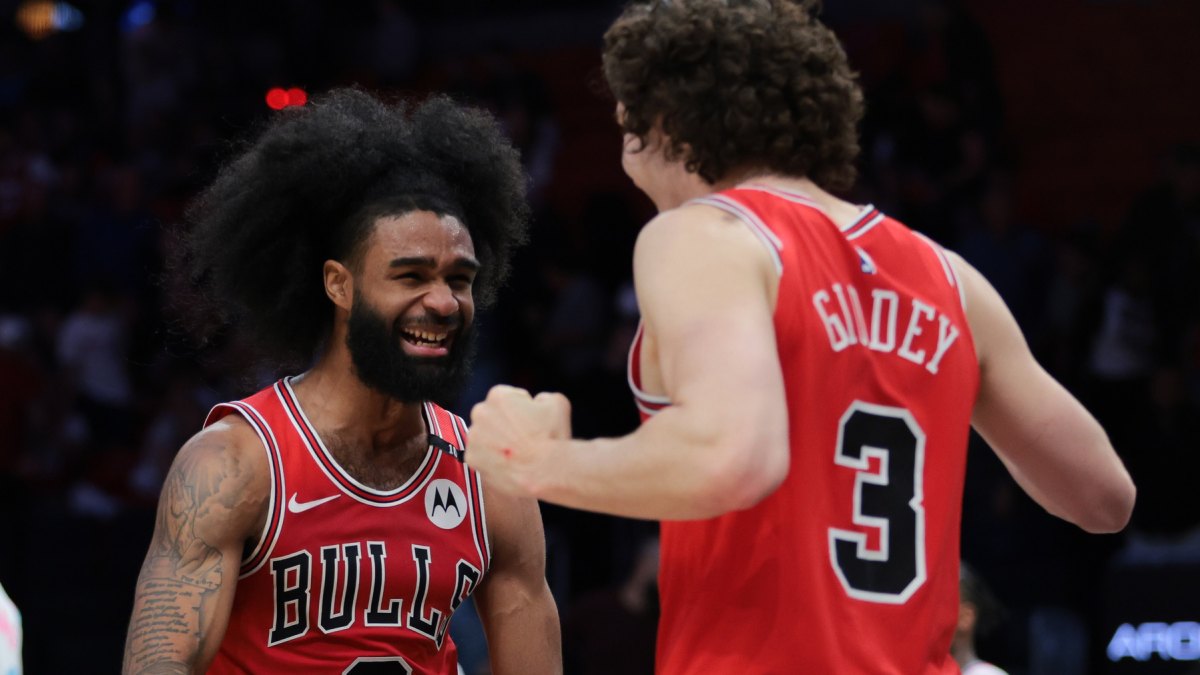 Coby White, sonriente junto a Josh Giddey en un partido de los Chicago Bulls.