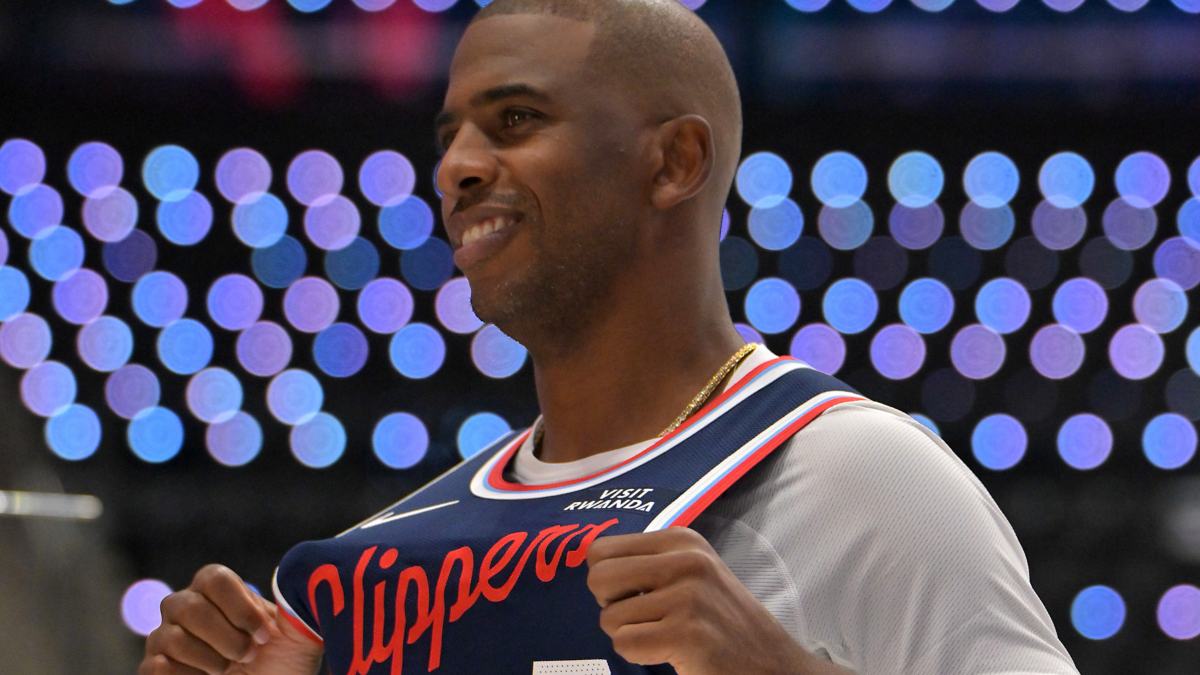 Chris Paul, posando con la camiseta de Los Angeles Clippers.