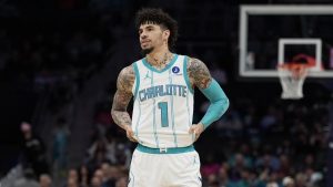 LaMelo Ball, disputando un partido con los Charlotte Hornets.