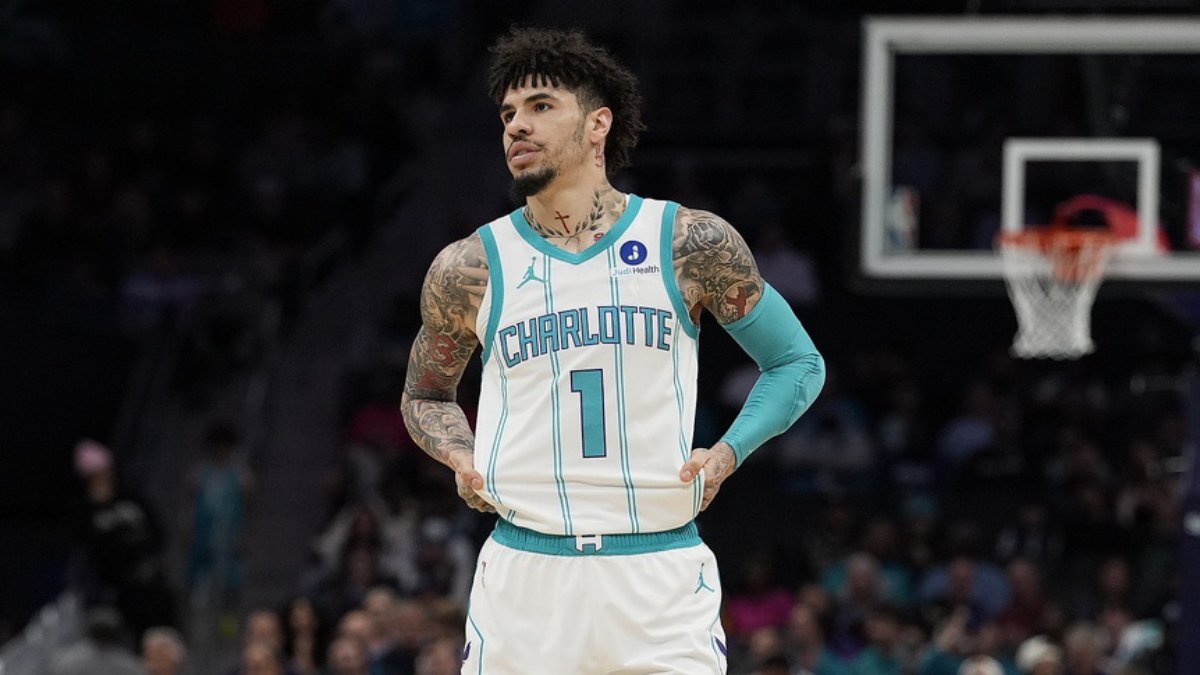 LaMelo Ball, disputando un partido con los Charlotte Hornets.