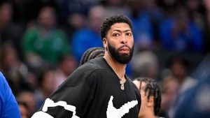 Anthony Davis vestido de calle durante un partido de los Dallas Mavericks.
