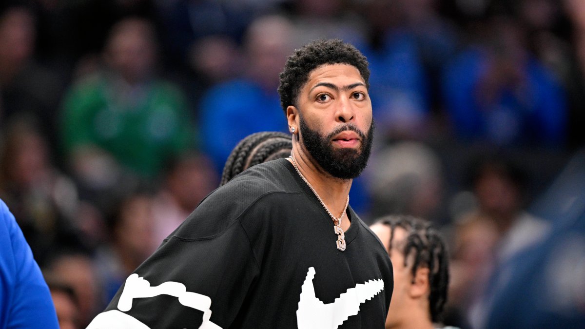 Anthony Davis vestido de calle durante un partido de los Dallas Mavericks.