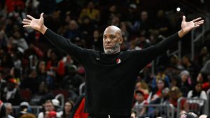 Chauncey Billups entrenando a los Blazers desde la banda.