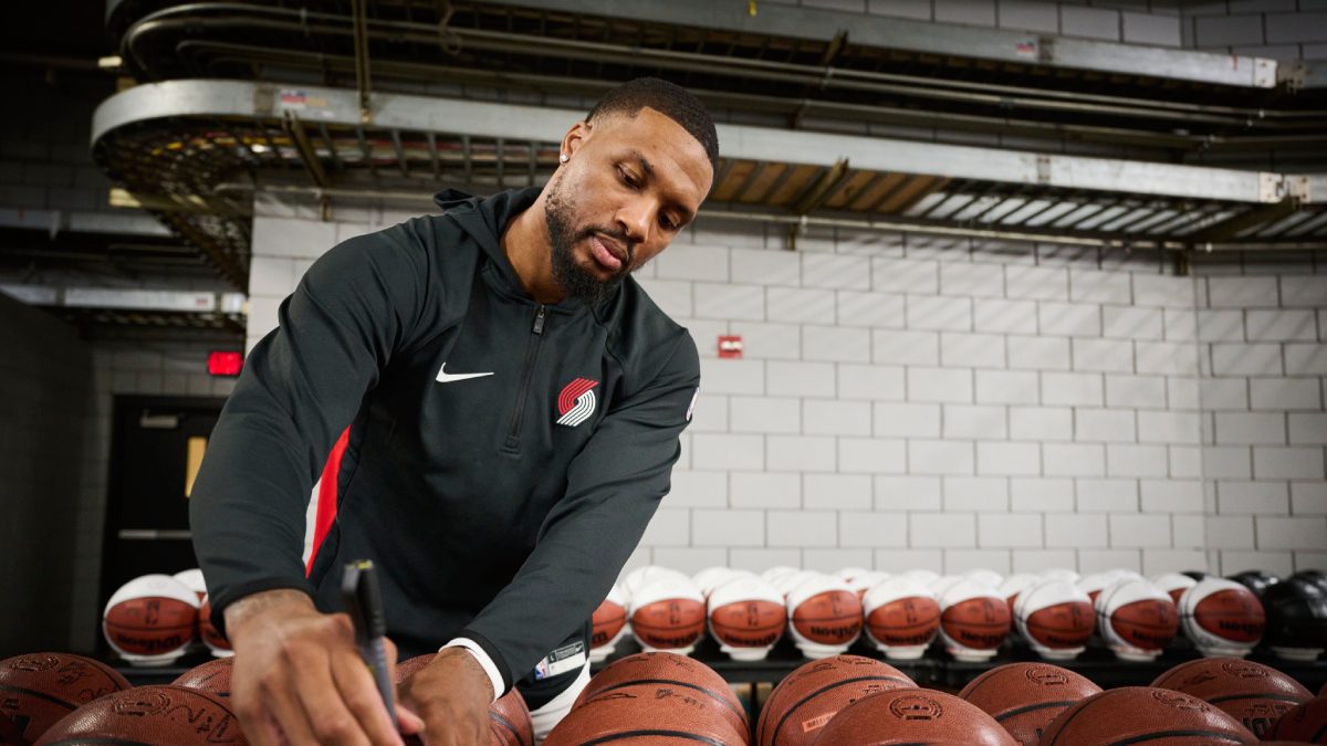 Damian Lillard en una firmas de balones con los Blazers.