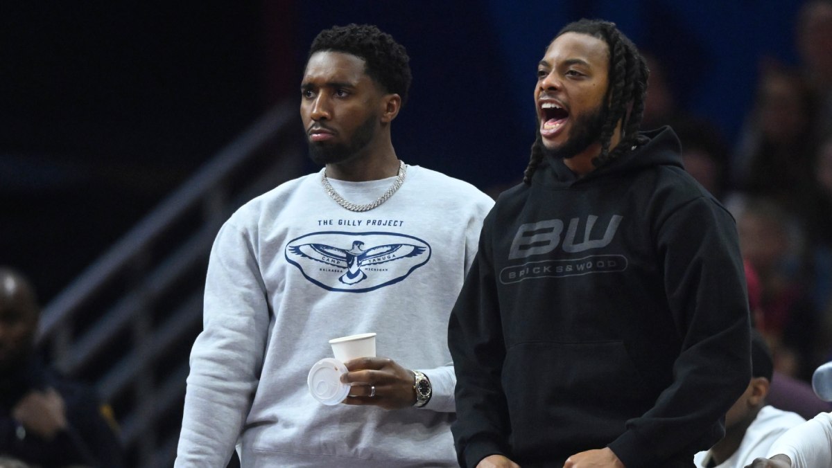 Donovan Mitchell y Darius Garland animan desde el banquillo.