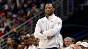 Willie Green dirigiendo un partido de los Pelicans.