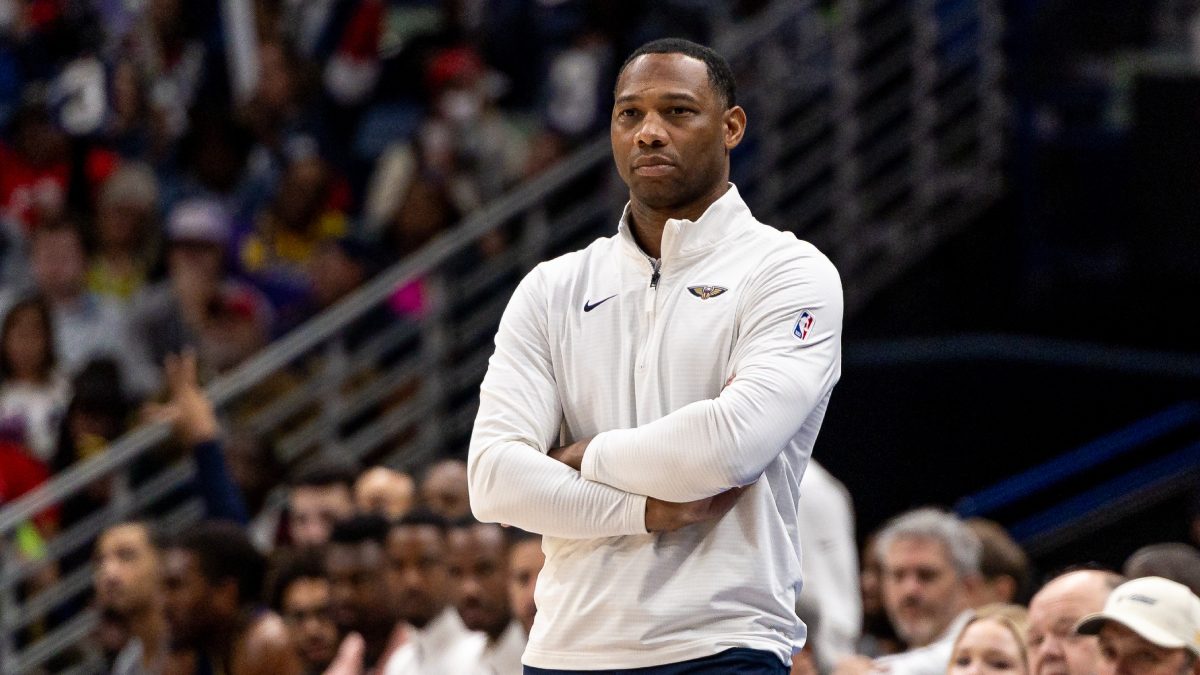 Willie Green dirigiendo un partido de los Pelicans.