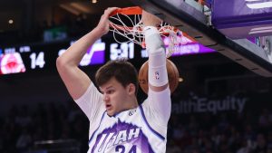 Walker Kessler haciendo un mate de espaldas.