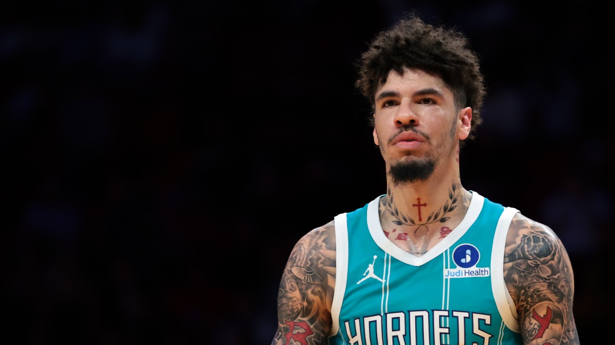 LaMelo Ball durante un partido de los Charlotte Hornets.