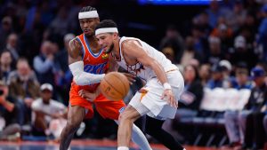 Shai Gilgeous-Alexander y Devin Booker pugnan por un balón en la Copa NBA.