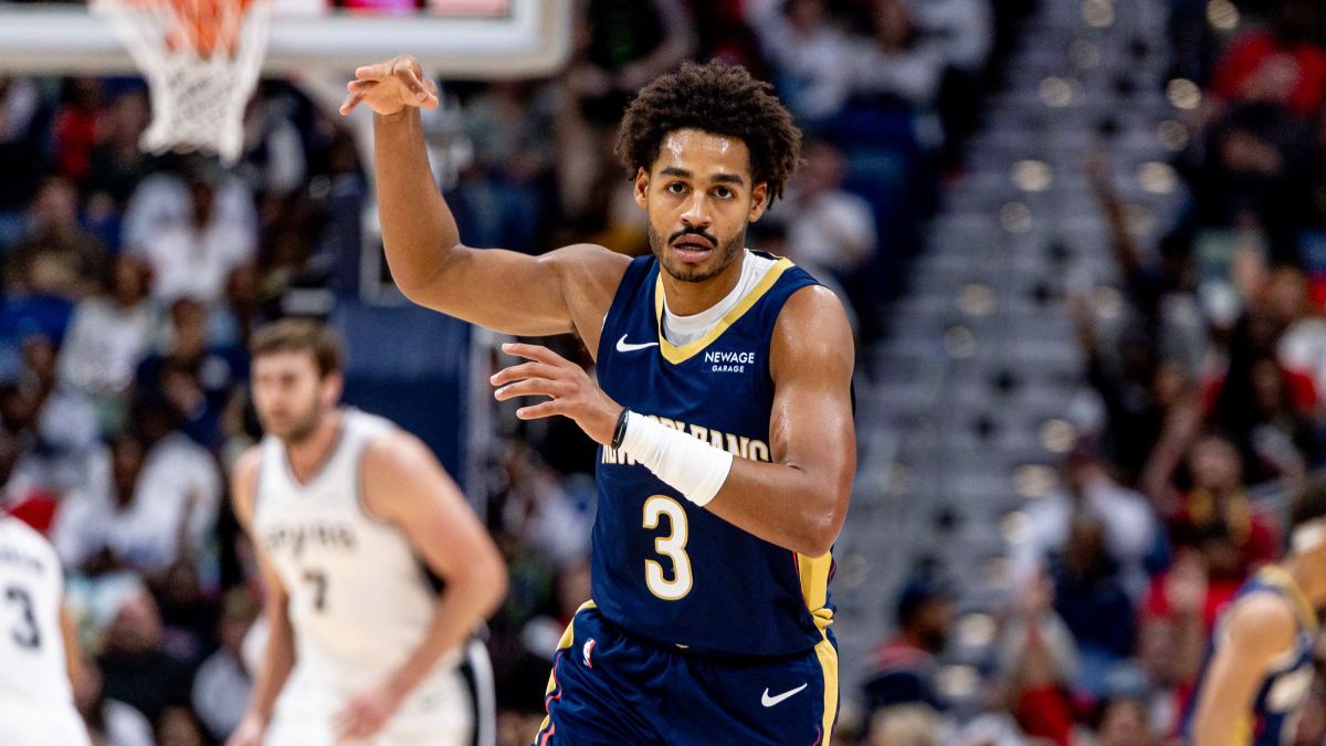 Jordan Poole durante un partido con los New Orleans Pelicans.