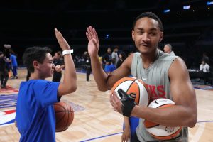 Kobe-Bufkin-chocando-las-manos