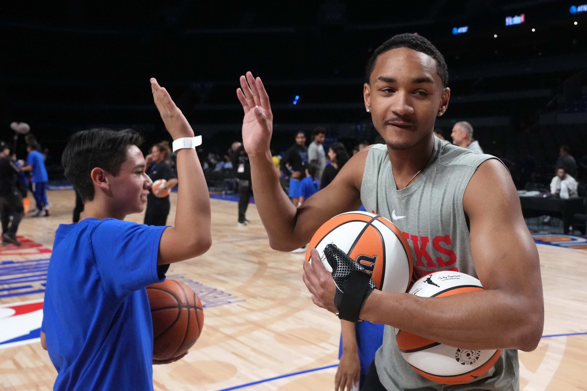 Kobe-Bufkin-chocando-las-manos