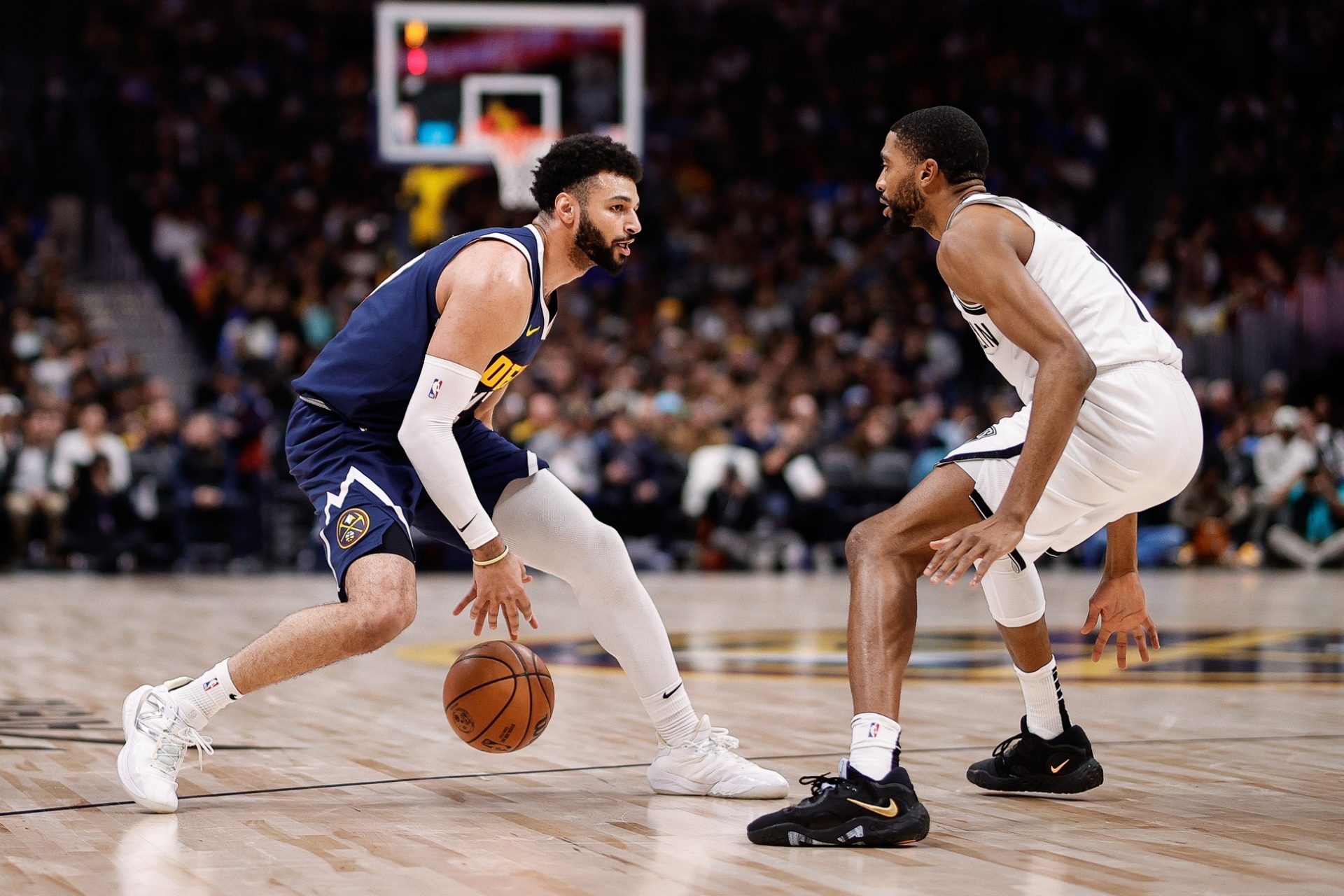 Jamal-Murray-pasando-el-balon-bajo-las-piernas-ante-Mikal-Bridges