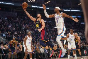 Stephen-Curry-cerca-de-ser-taponado-por-SGA