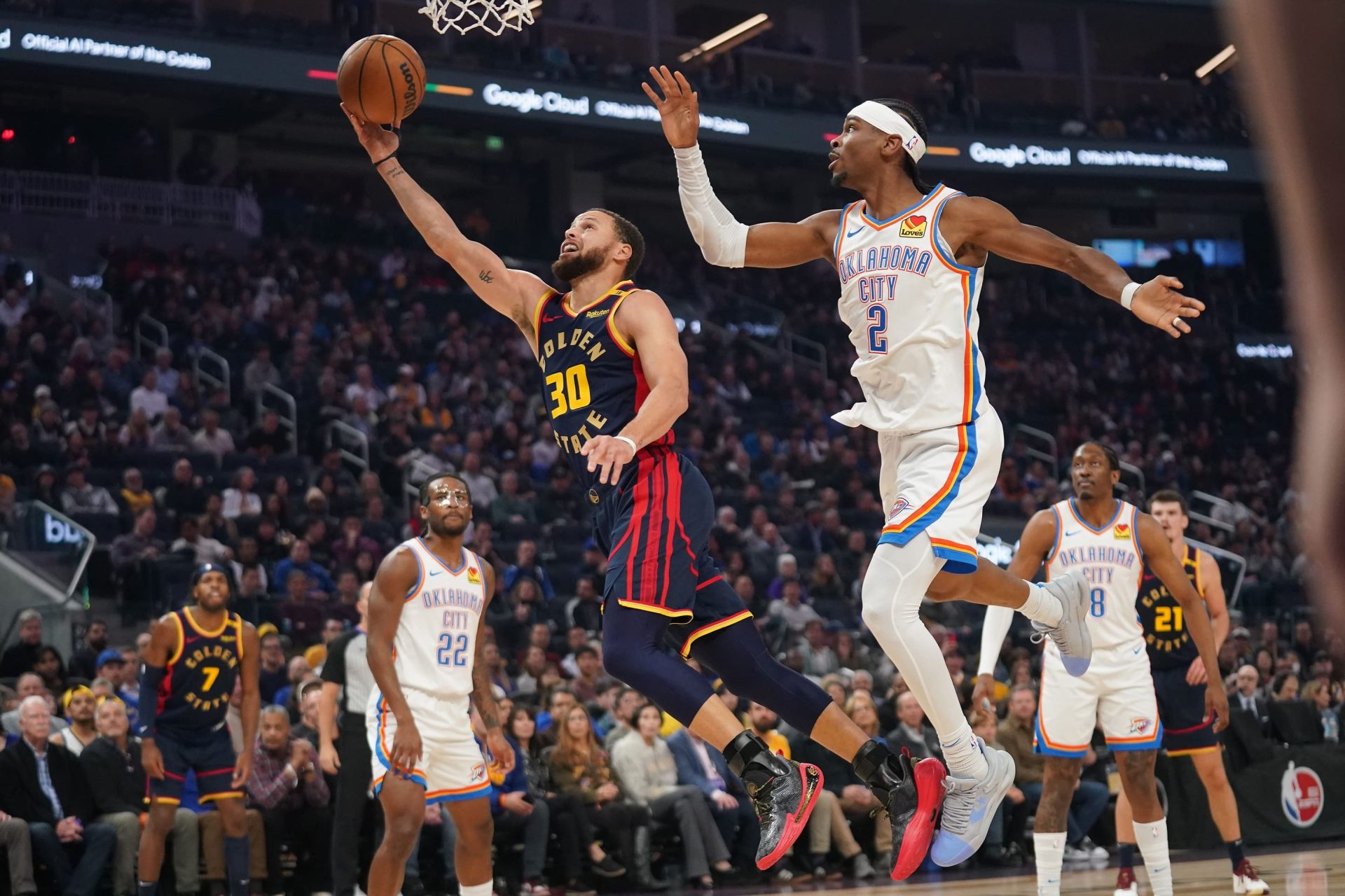 Stephen-Curry-cerca-de-ser-taponado-por-SGA