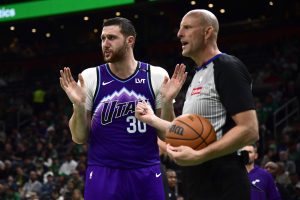 Nurkic-junto-al-arbitro-en-el-partido-de-la-polemica-de-Jaylen-Brown