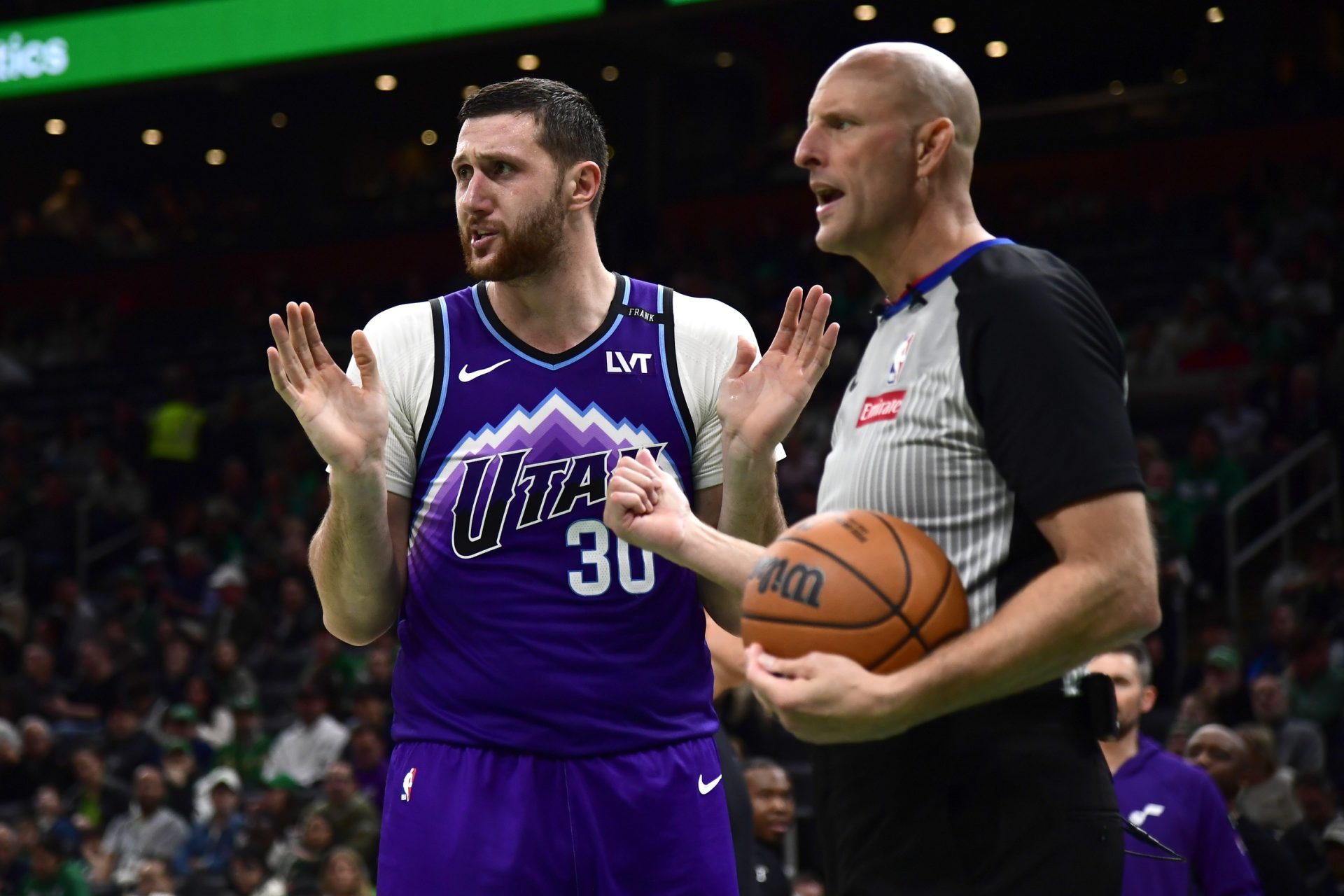 Nurkic-junto-al-arbitro-en-el-partido-de-la-polemica-de-Jaylen-Brown