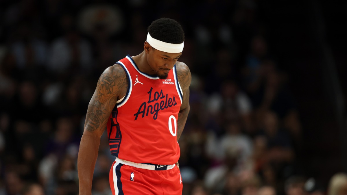 Bradley Beal se lleva la mano a la lumbar.