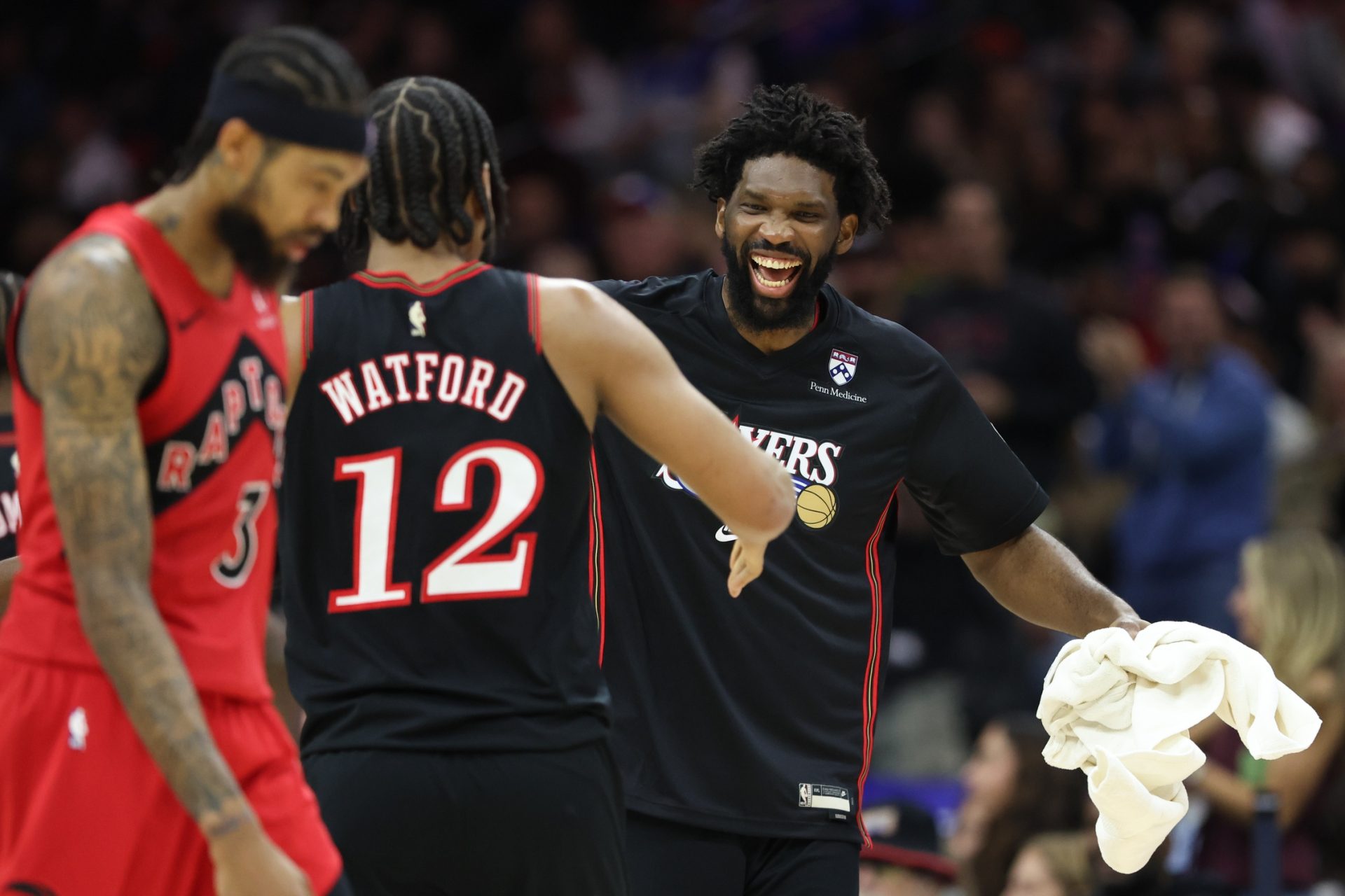 Trendon-Watford-celebra-su-primer-triple-doble-con-Embiid
