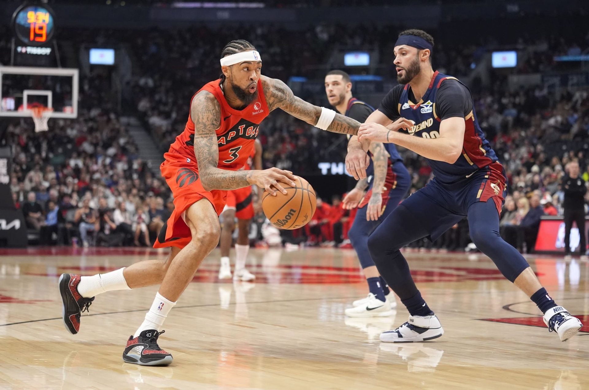 Brandon-Ingram-bota-el-balon-atacando-a-Larry-Nance