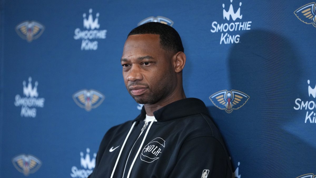 Willie Green en una rueda de prensa con los New Orleans Pelicans.