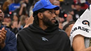 Kawhi Leonard, vestido de calle durante el partido entre Clippers y Suns.