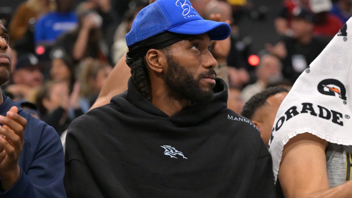 Kawhi Leonard, vestido de calle durante el partido entre Clippers y Suns.