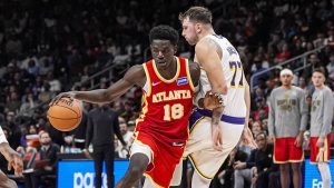 Mouhamed Gueye supera a Luka Doncic durante un lance del Hawks - Lakers.