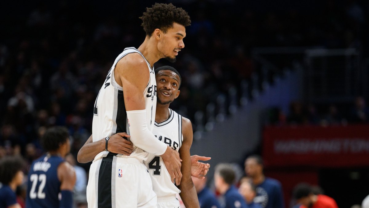 Victor Wembanyama, abrazado a su compañero De'Aaron Fox.
