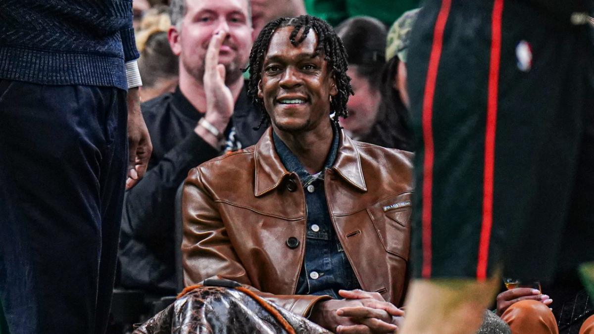 Rajon Rondo, asistiendo a un partido durante la temporada 2024-25.