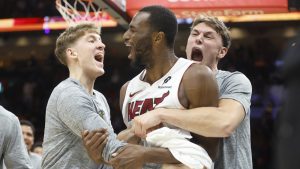 Andrew Wiggins celebra la canasta ganadora contra los Cavaliers.