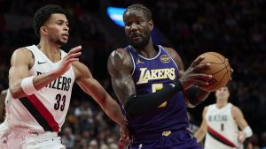 DeAndre Ayton, jugando contra Portland Trail Blazers.