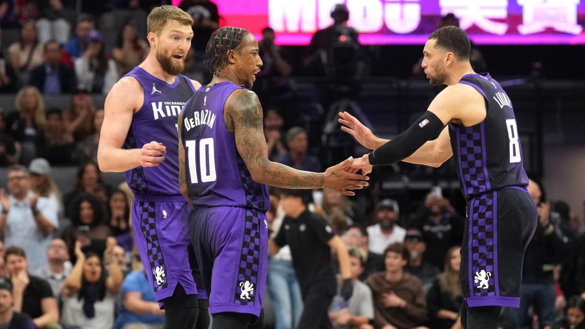 DeMar DeRozan, junto a Domantas Sabonis y Zach LaVine durante un partido de los Sacramento Kings.