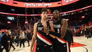 Los Blazers endosan a los campeones su primera derrota