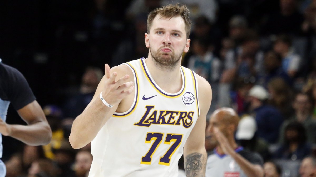 Luka Doncic celebra una acción en el partido contra Memphis Grizzlies.