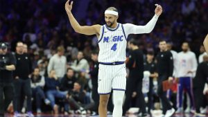 Jalen Suggs terminó expulsado el 76ers vs Magic