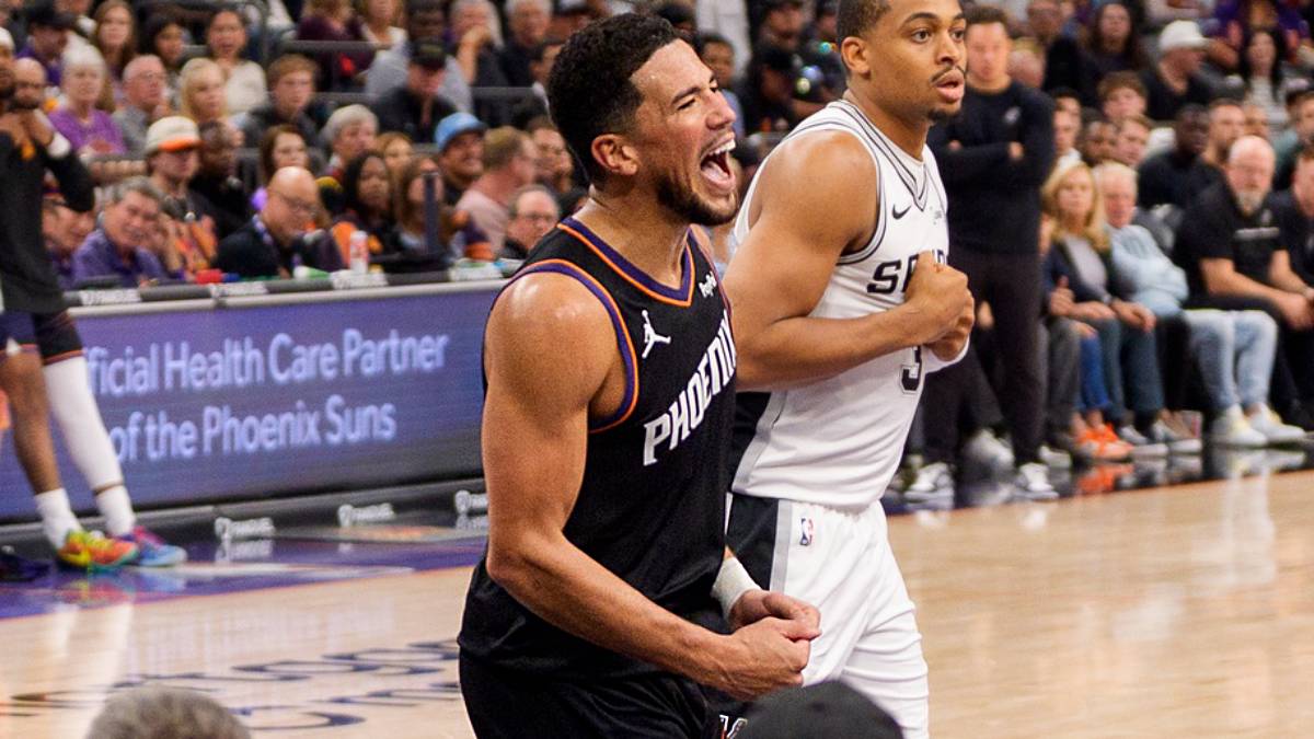 Devin Booker, celebrando una canasta con los Phoenix Suns.