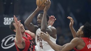 Evan Mobley intenta atacar ante la oposición de la defensa de los Raptors.