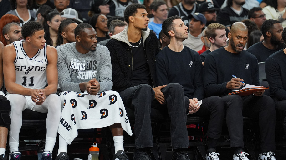 Wembanyama en el banquillo de los Spurs