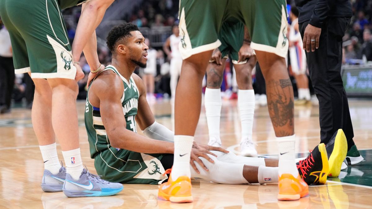 Giannis Antetokounmpo tras notar su lesión de pierna.